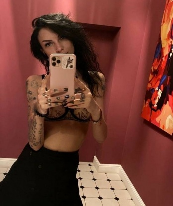 💋 Мои услуги включают классический секс, оральный секс, массаж и многое другое. Посмотри мои фото, чтобы убедиться в этом. 🔥
У меня множество положительных отзывов от довольных клиентов, которые оценили мои навыки и чувство стиля. 😉 Испытай удовольствие в моей компании и ты не пожалеешь!
📍 Я живу в Москве и готова встретиться с тобой при условии взаимного уважения. Жду твоего звонка, чтобы сделать твои мечты ярче и незабываемыми. Давай встретимся в Москве и создадим вместе незабываемые воспоминания! 💫 Алечка